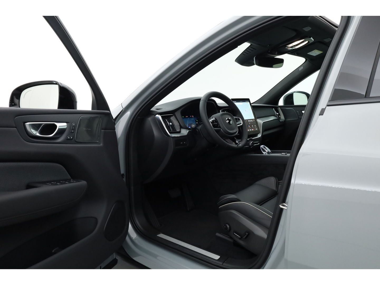 Volvo XC60 2.0 T8 Plug-in hybrid AWD Ultra Black Edition | Luchtvering | 22 inch | Trekhaak | Pano | Blis | Pilot assist |