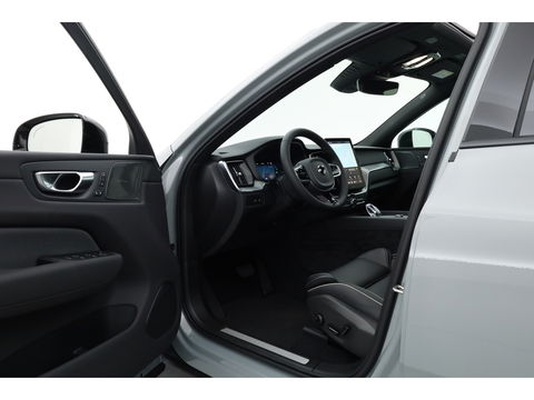 Volvo XC60 2.0 T8 Plug-in hybrid AWD Ultra Black Edition | Luchtvering | 22 inch | Trekhaak | Pano | Blis | Pilot assist |