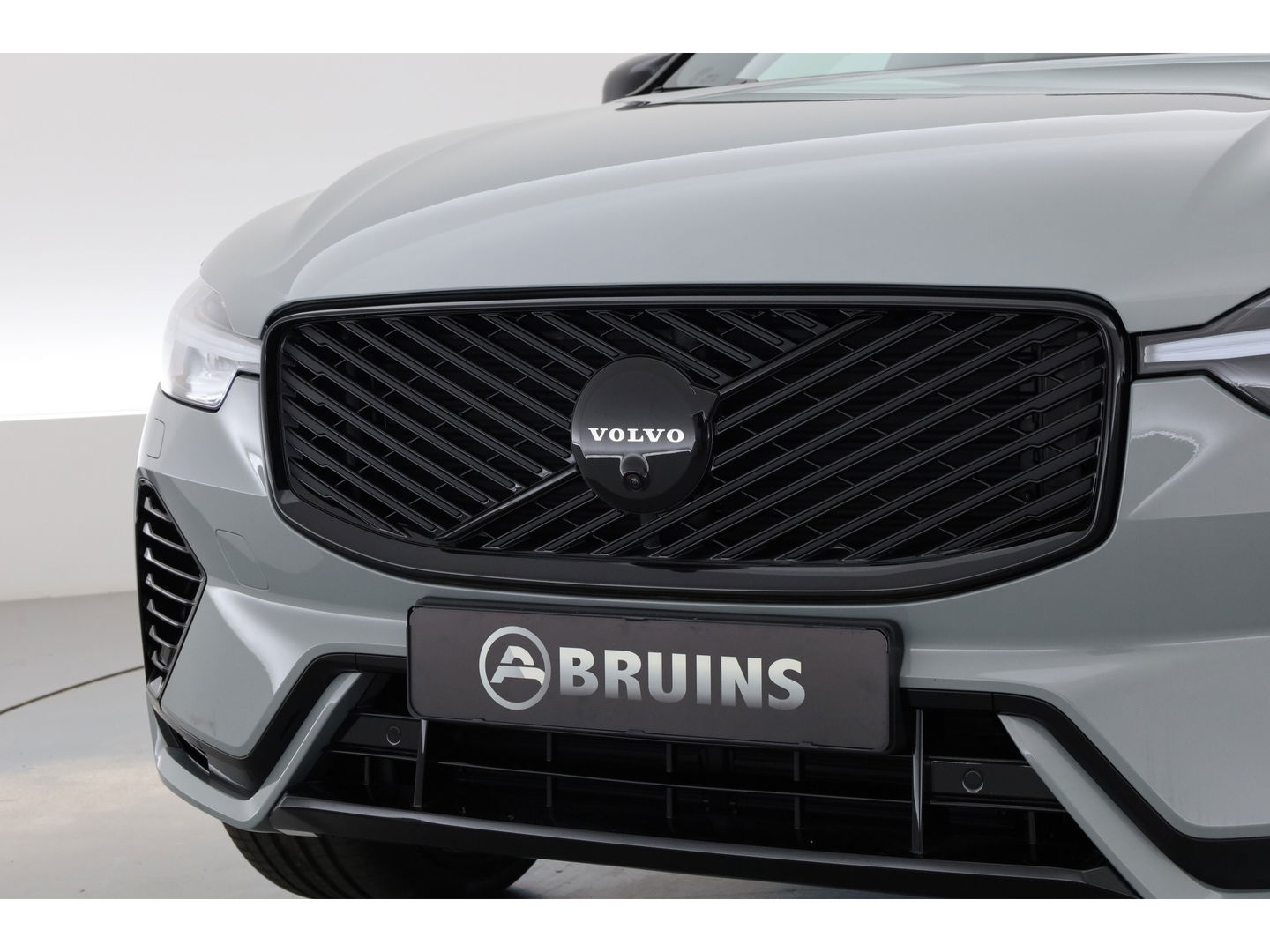 Volvo XC60 2.0 T8 Plug-in hybrid AWD Ultra Black Edition | Luchtvering | 22 inch | Trekhaak | Pano | Blis | Pilot assist |