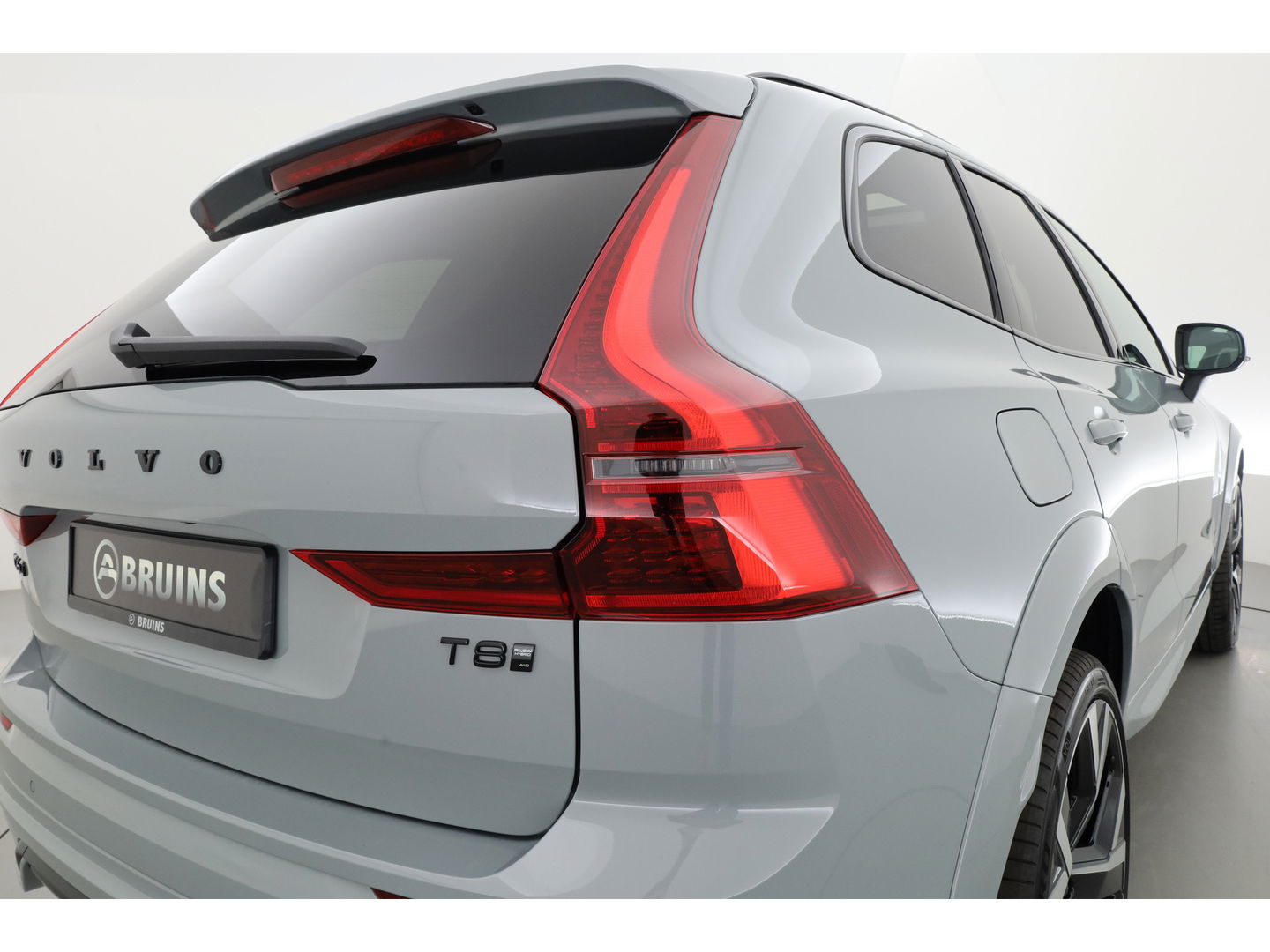 Volvo XC60 2.0 T8 Plug-in hybrid AWD Ultra Black Edition | Luchtvering | 22 inch | Trekhaak | Pano | Blis | Pilot assist |