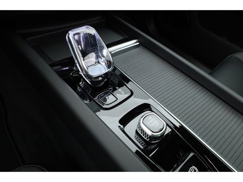 Volvo XC60 2.0 T8 Plug-in hybrid AWD Ultra Black Edition | Luchtvering | 22 inch | Trekhaak | Pano | Blis | Pilot assist |