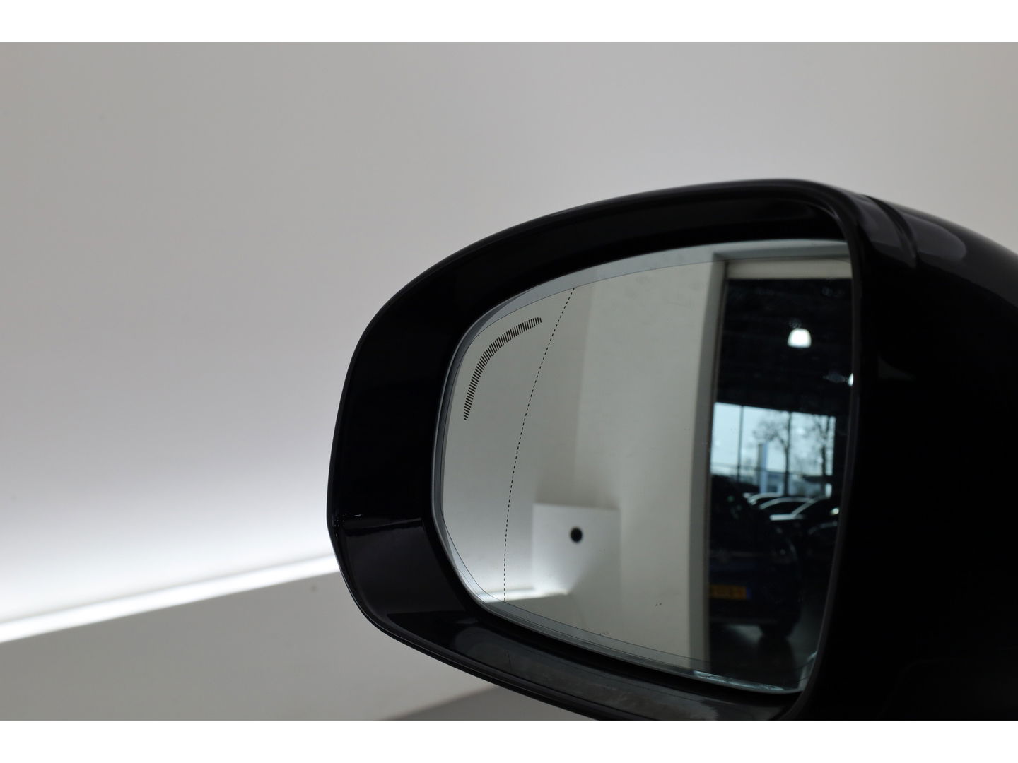 Volvo XC60 2.0 T8 Plug-in hybrid AWD Ultra Black Edition | Luchtvering | 22 inch | Trekhaak | Pano | Blis | Pilot assist |