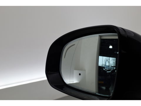 Volvo XC60 2.0 T8 Plug-in hybrid AWD Ultra Black Edition | Luchtvering | 22 inch | Trekhaak | Pano | Blis | Pilot assist |