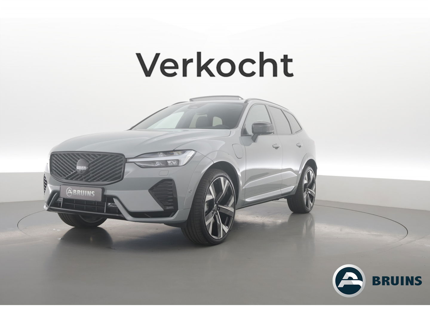 Volvo XC60 2.0 T8 Plug-in hybrid AWD Ultra Black Edition | Luchtvering | 22 inch | Trekhaak | Pano | Blis | Pilot assist |