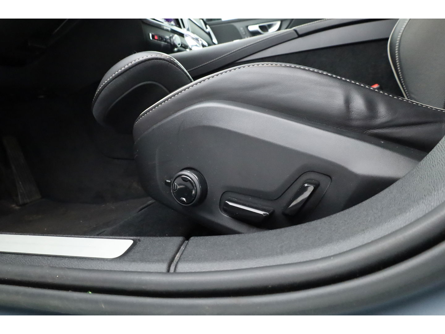 Volvo V60 2.0 T6 Plug-in hybrid AWD Plus Dark | Sportstoelen | ACC | Blis | stoel & stuur Verwarming | trekhaak | carplay |