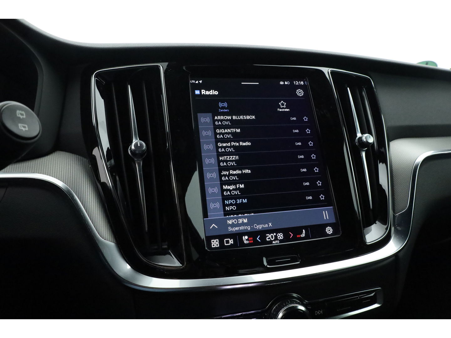 Volvo V60 2.0 T6 Plug-in hybrid AWD Plus Dark | Sportstoelen | ACC | Blis | stoel & stuur Verwarming | trekhaak | carplay |