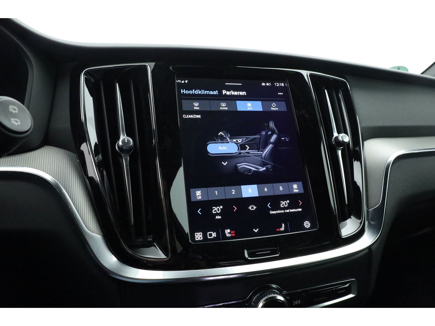 Volvo V60 2.0 T6 Plug-in hybrid AWD Plus Dark | Sportstoelen | ACC | Blis | stoel & stuur Verwarming | trekhaak | carplay |