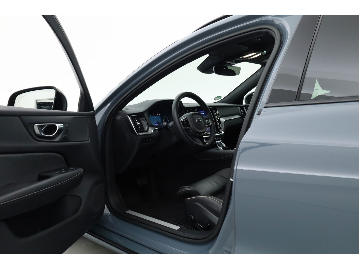 Volvo V60 2.0 T6 Plug-in hybrid AWD Plus Dark | Sportstoelen | ACC | Blis | stoel & stuur Verwarming | trekhaak | carplay |