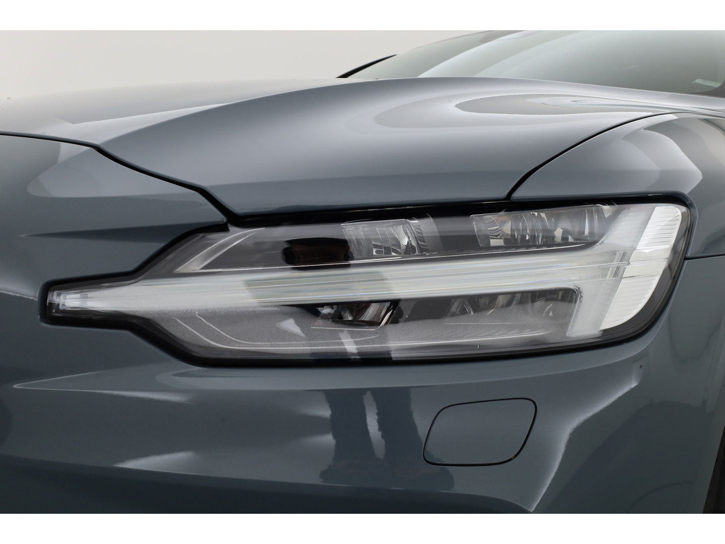 Volvo V60 2.0 T6 Plug-in hybrid AWD Plus Dark | Sportstoelen | ACC | Blis | stoel & stuur Verwarming | trekhaak | carplay |