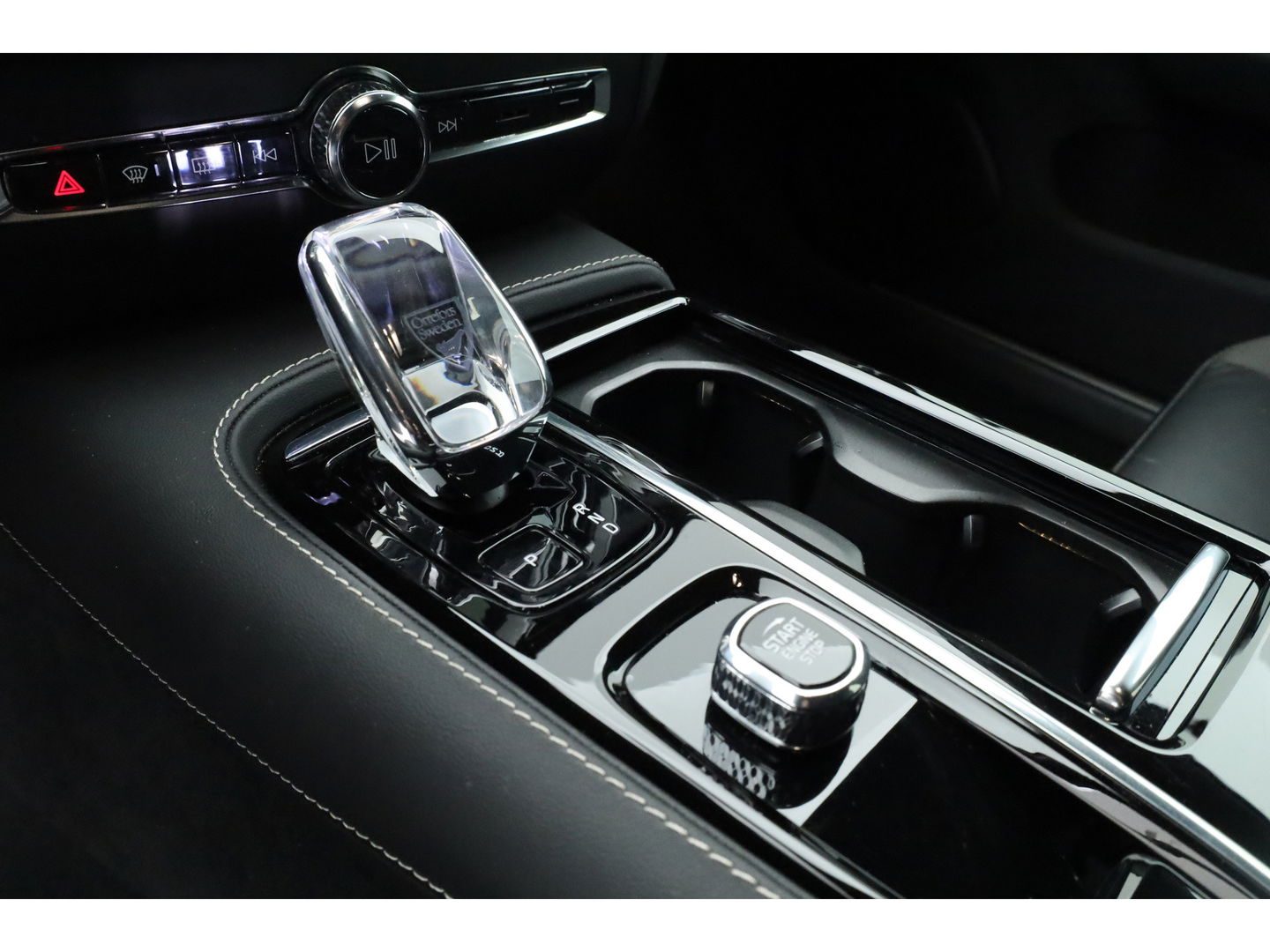 Volvo V60 2.0 T6 Plug-in hybrid AWD Plus Dark | Sportstoelen | ACC | Blis | stoel & stuur Verwarming | trekhaak | carplay |