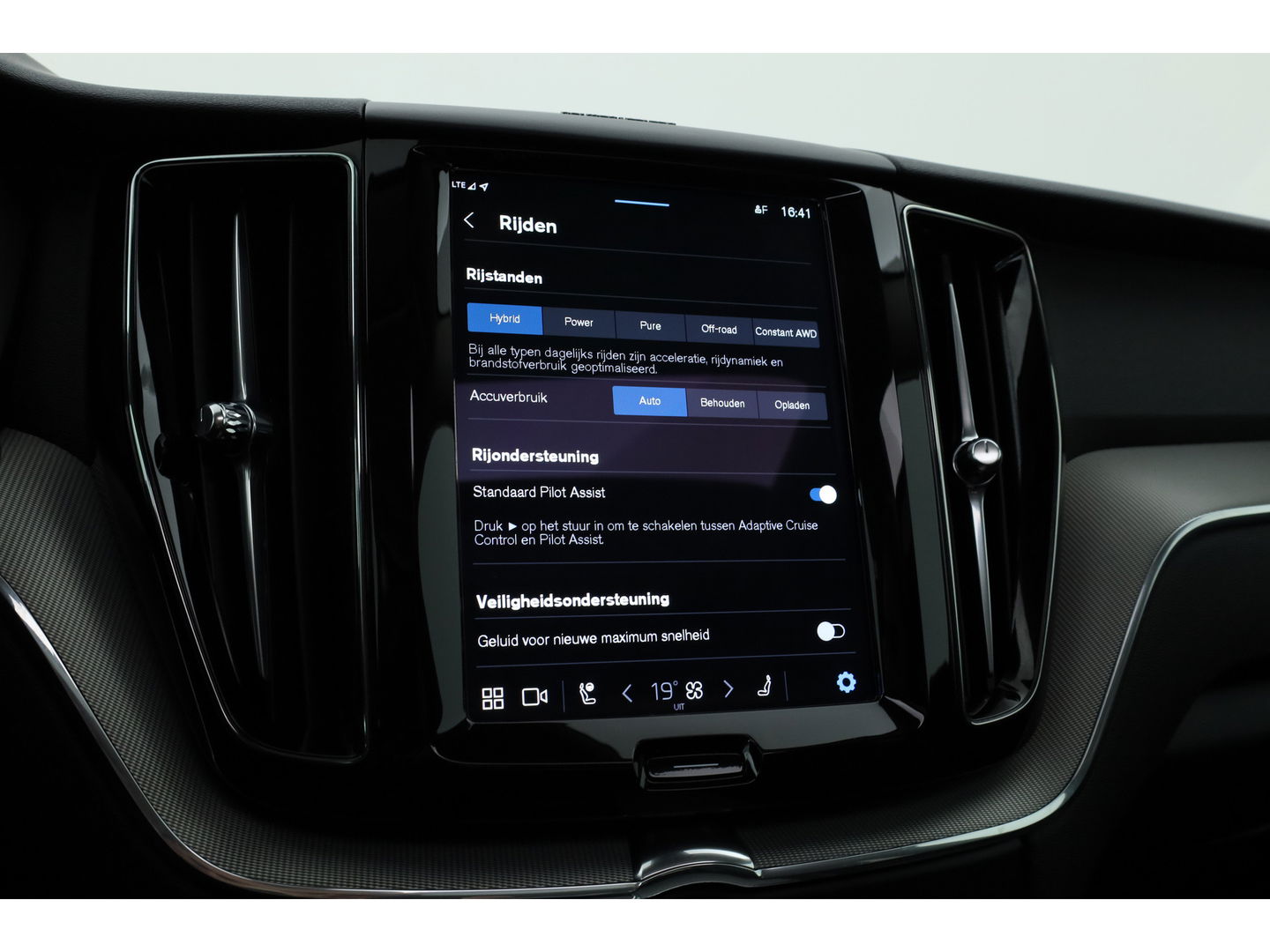 Volvo XC60 2.0 T6 Plug-in hybrid AWD Plus Dark | ACC | 360 Camera | Blis | elek. trekhaak | H&K Audio | Pano-dak |