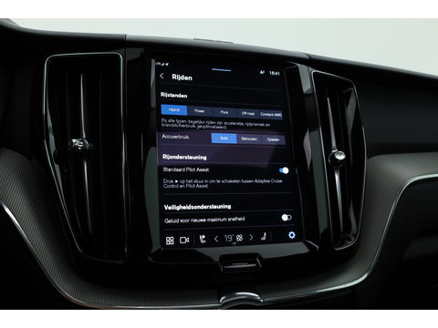 Volvo XC60 2.0 T6 Plug-in hybrid AWD Plus Dark | ACC | 360 Camera | Blis | elek. trekhaak | H&K Audio | Pano-dak |