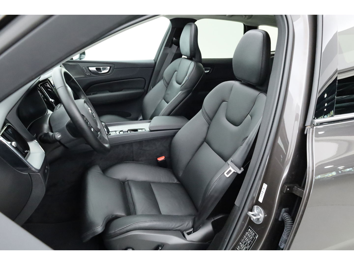 Volvo XC60 2.0 T6 Plug-in hybrid AWD Plus Dark | ACC | 360 Camera | Blis | elek. trekhaak | H&K Audio | Pano-dak |