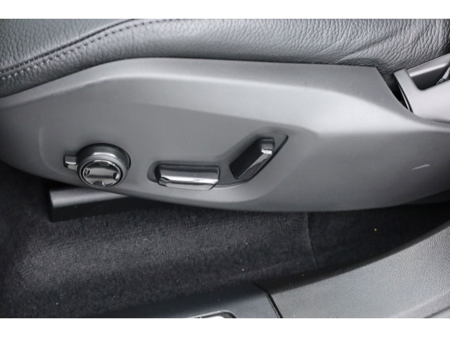 Volvo XC60 2.0 T6 Plug-in hybrid AWD Plus Dark | ACC | 360 Camera | Blis | elek. trekhaak | H&K Audio | Pano-dak |