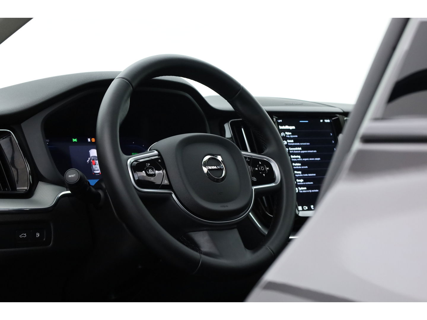 Volvo XC60 2.0 T6 Plug-in hybrid AWD Plus Dark | ACC | 360 Camera | Blis | elek. trekhaak | H&K Audio | Pano-dak |