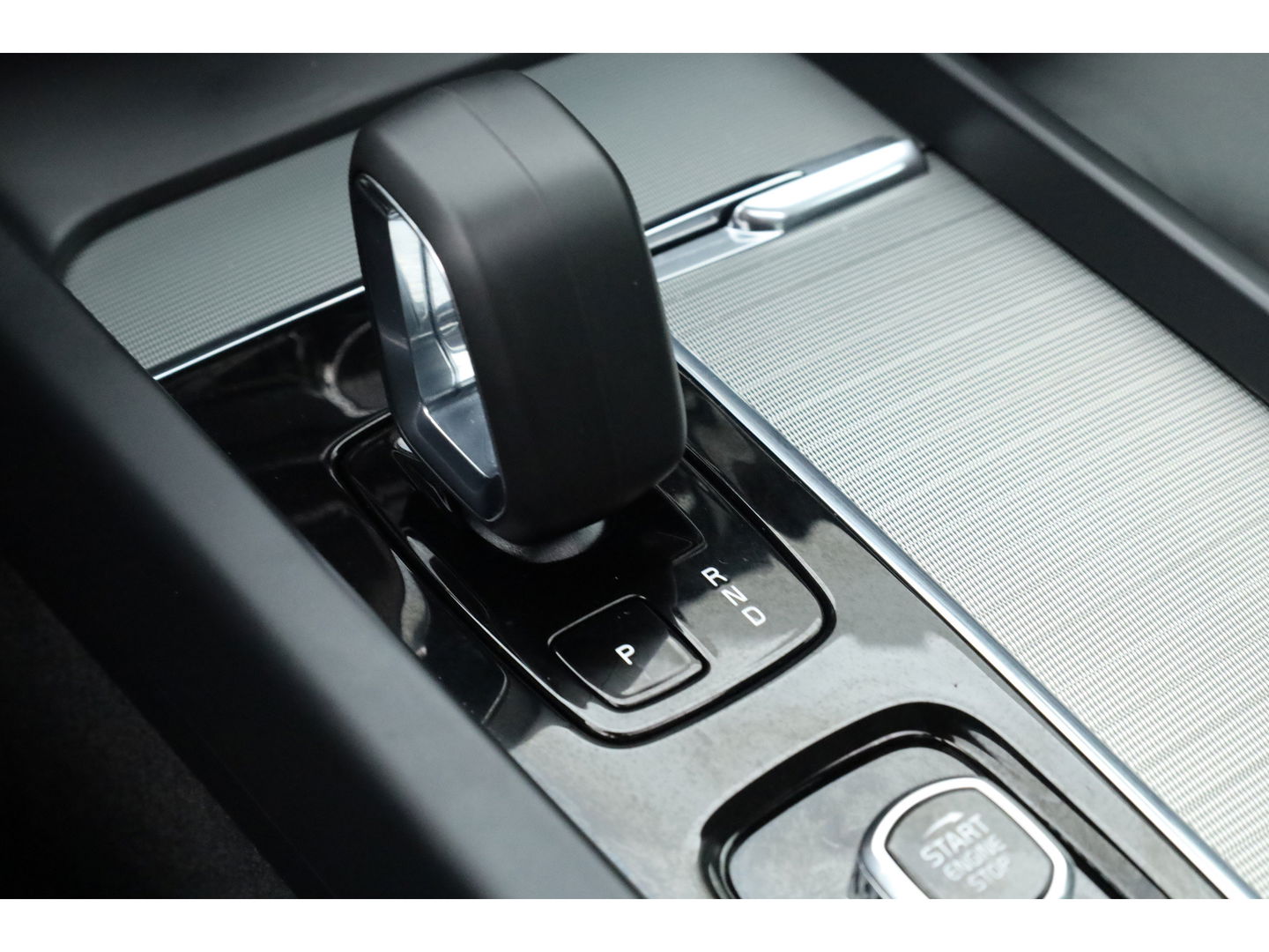 Volvo XC60 2.0 T6 Plug-in hybrid AWD Plus Dark | ACC | 360 Camera | Blis | elek. trekhaak | H&K Audio | Pano-dak |