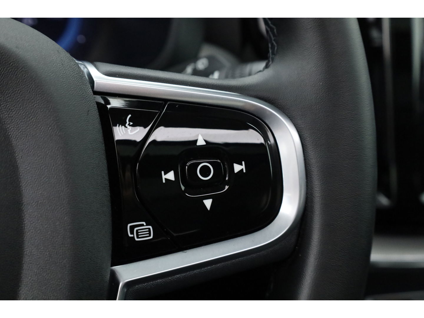 Volvo XC60 2.0 T6 Plug-in hybrid AWD Plus Dark | ACC | 360 Camera | Blis | elek. trekhaak | H&K Audio | Pano-dak |