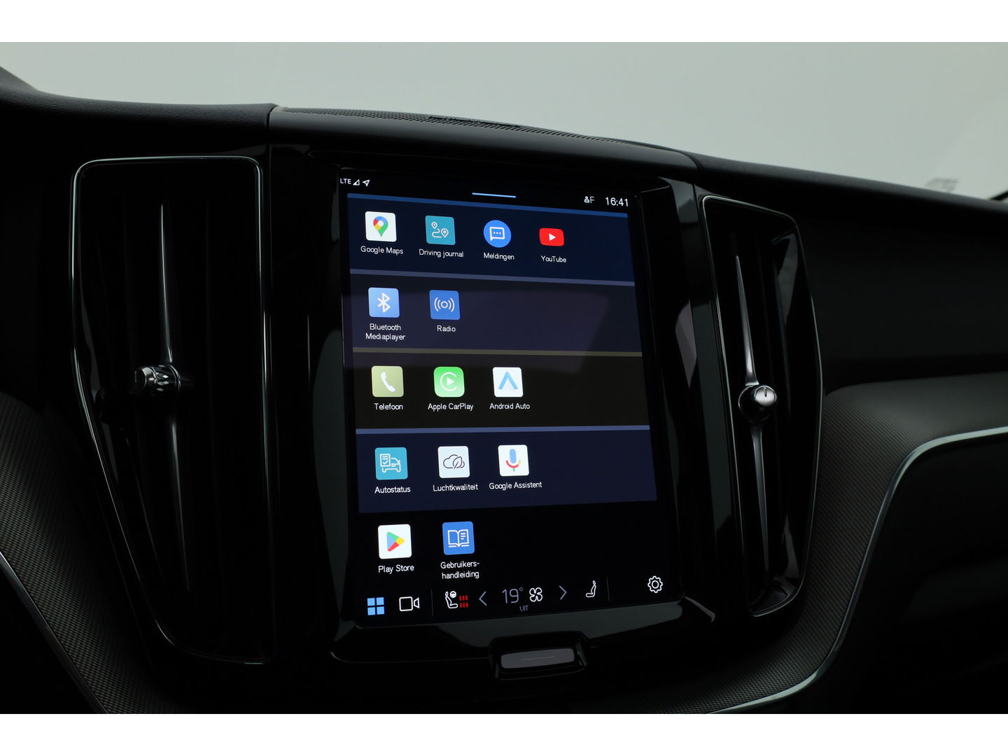 Volvo XC60 2.0 T6 Plug-in hybrid AWD Plus Dark | ACC | 360 Camera | Blis | elek. trekhaak | H&K Audio | Pano-dak |