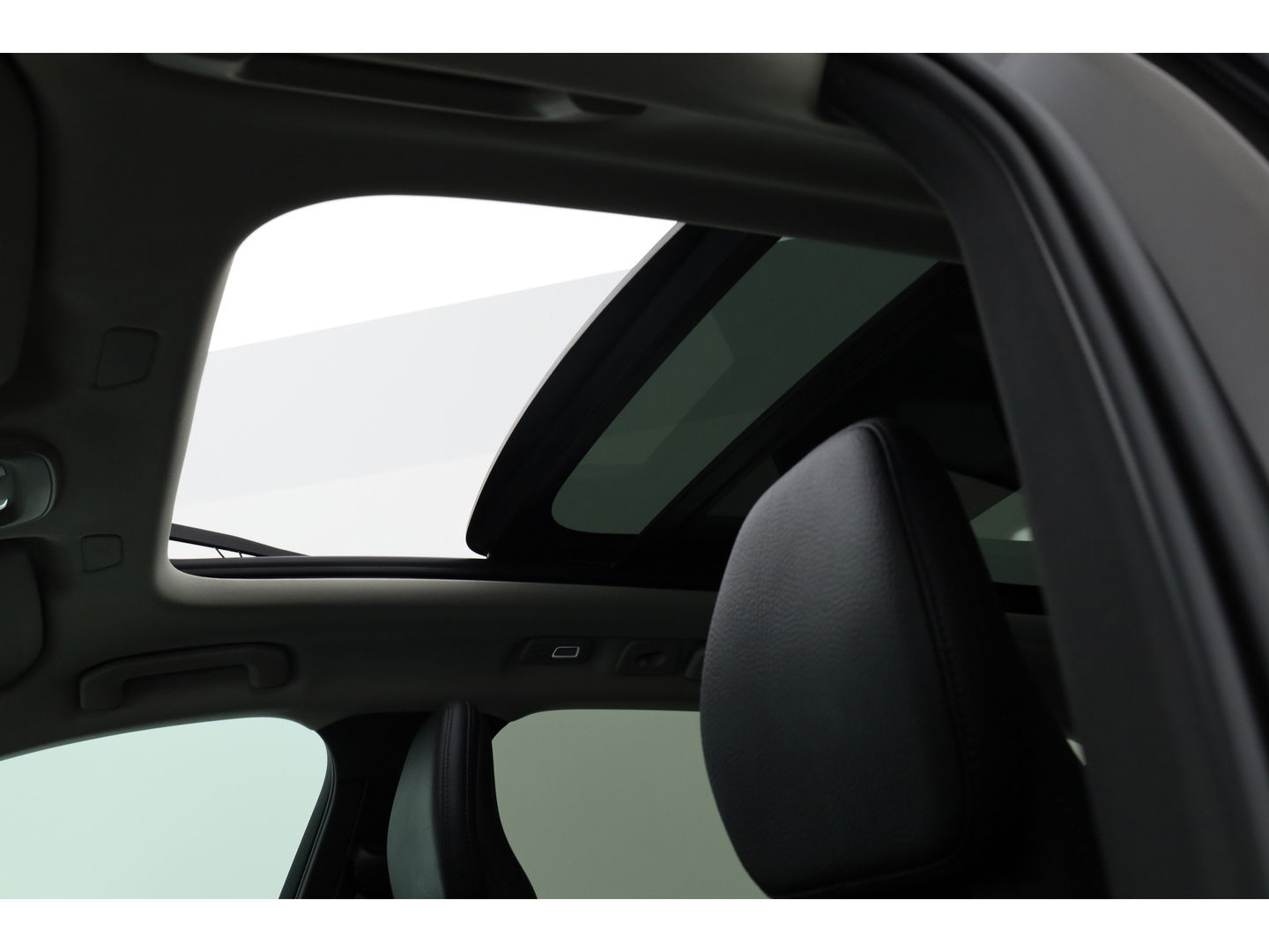 Volvo XC60 2.0 T6 Plug-in hybrid AWD Plus Dark | ACC | 360 Camera | Blis | elek. trekhaak | H&K Audio | Pano-dak |