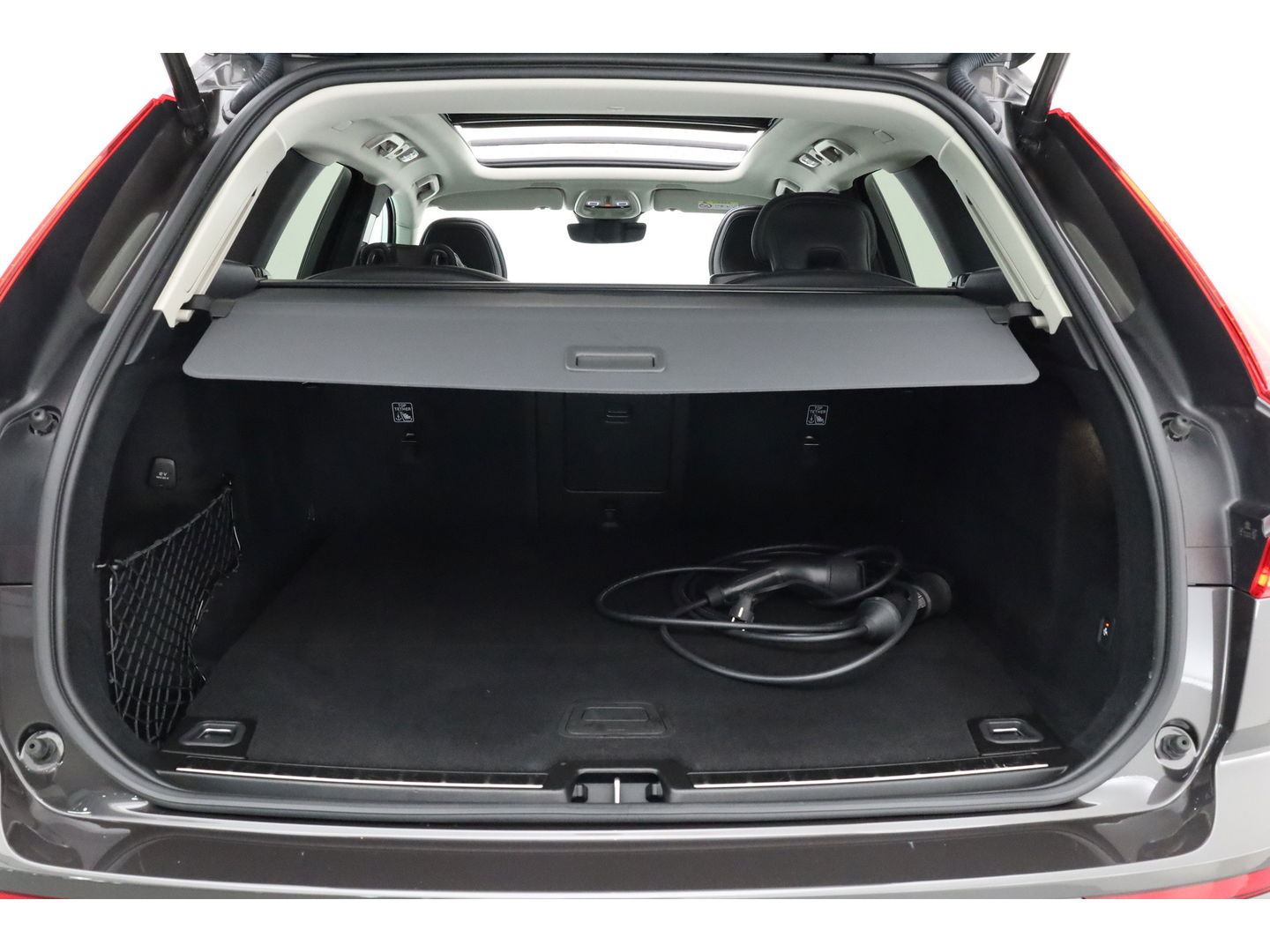 Volvo XC60 2.0 T6 Plug-in hybrid AWD Plus Dark | ACC | 360 Camera | Blis | elek. trekhaak | H&K Audio | Pano-dak |