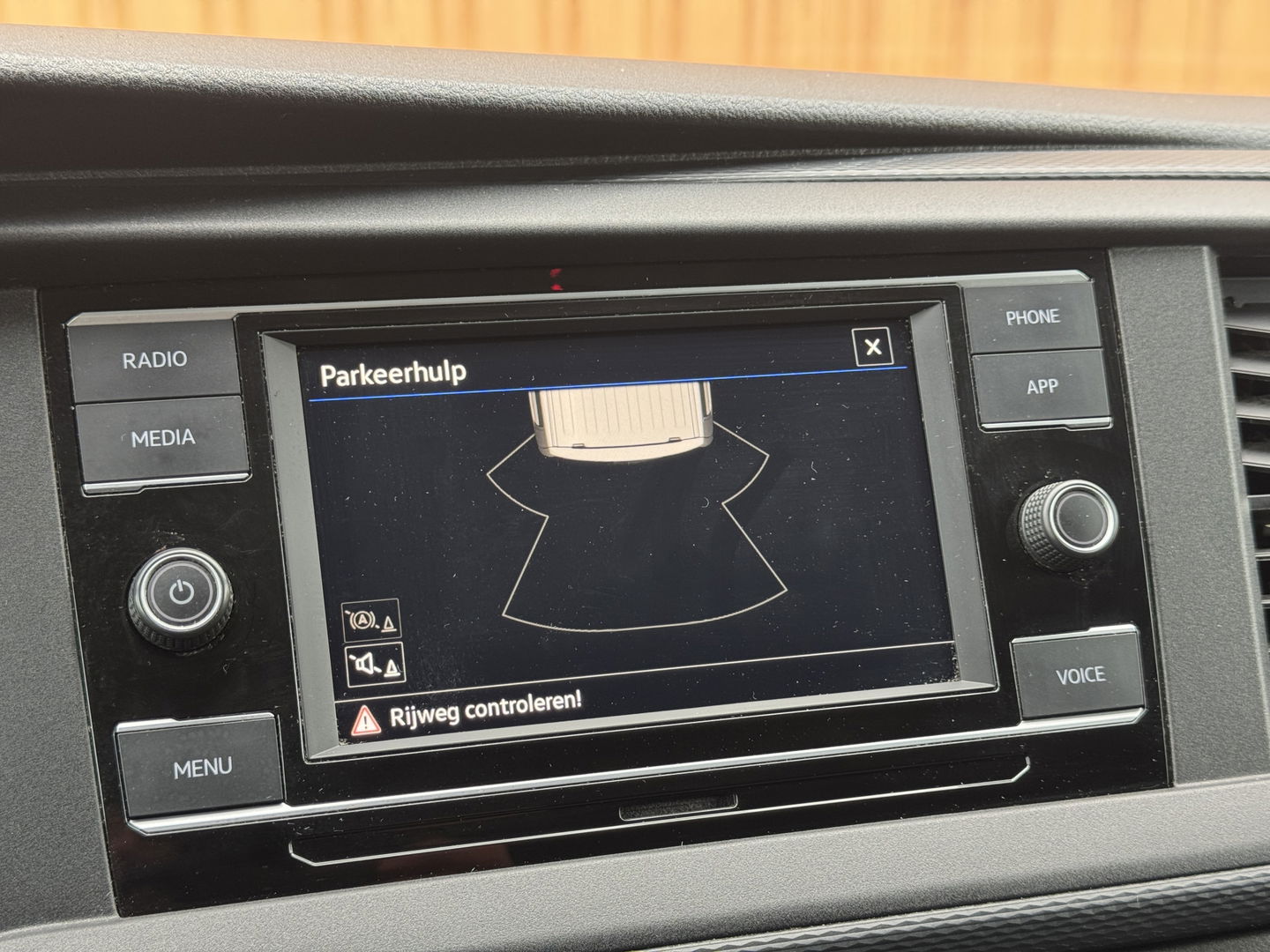 Volkswagen Transporter 2.0 TDI L1H1 26 Economy Business | Parkeersensor Achter | Cruise Control | Apple Carplay | 3 Zits | Airconditioning |