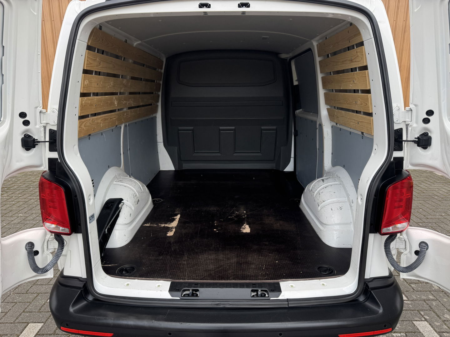 Volkswagen Transporter 2.0 TDI L1H1 26 Economy Business | Parkeersensor Achter | Cruise Control | Apple Carplay | 3 Zits | Airconditioning |