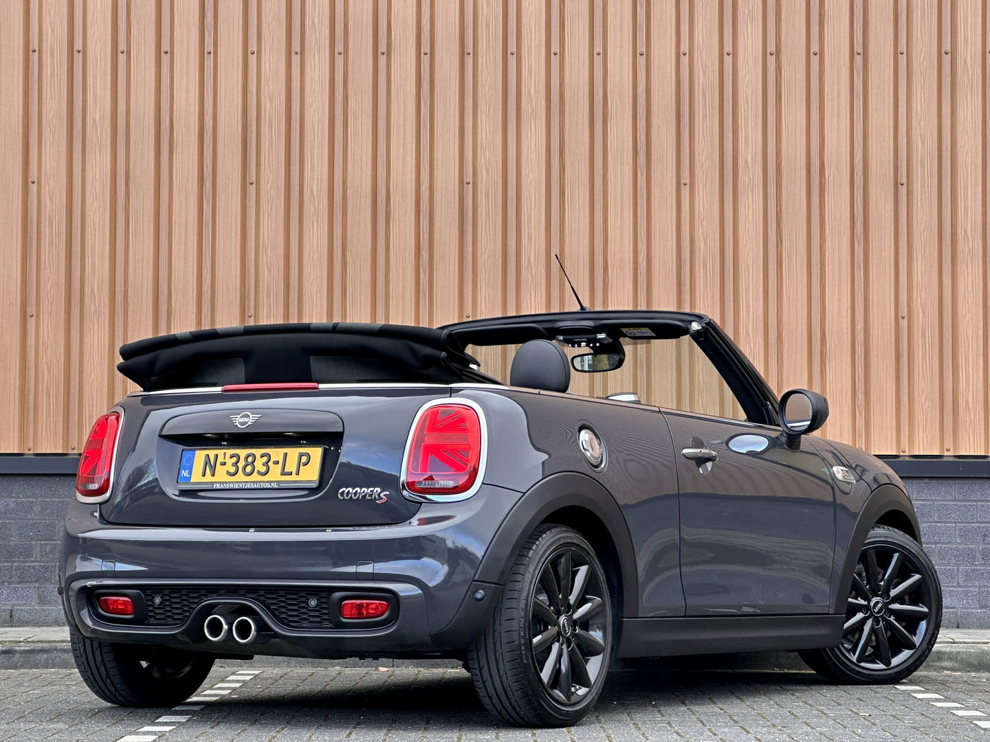 MINI Cabrio 2.0 Cooper S Night Jack Edition | Achteruitrijcamera | Adaptieve Cruise Control | Apple Carplay / Android Auto | Keyless Go/Entry | Head-Up Display | Parkeersensoren | Stoelverwarming |