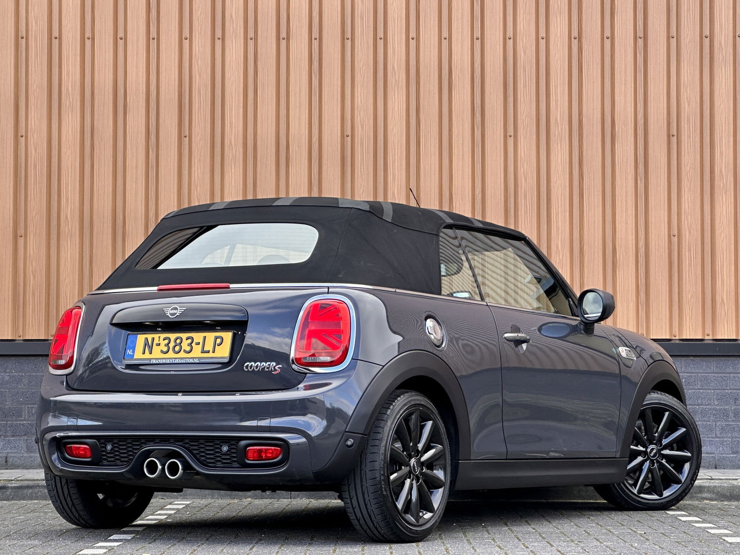 MINI Cabrio 2.0 Cooper S Night Jack Edition | Achteruitrijcamera | Adaptieve Cruise Control | Apple Carplay / Android Auto | Keyless Go/Entry | Head-Up Display | Parkeersensoren | Stoelverwarming |