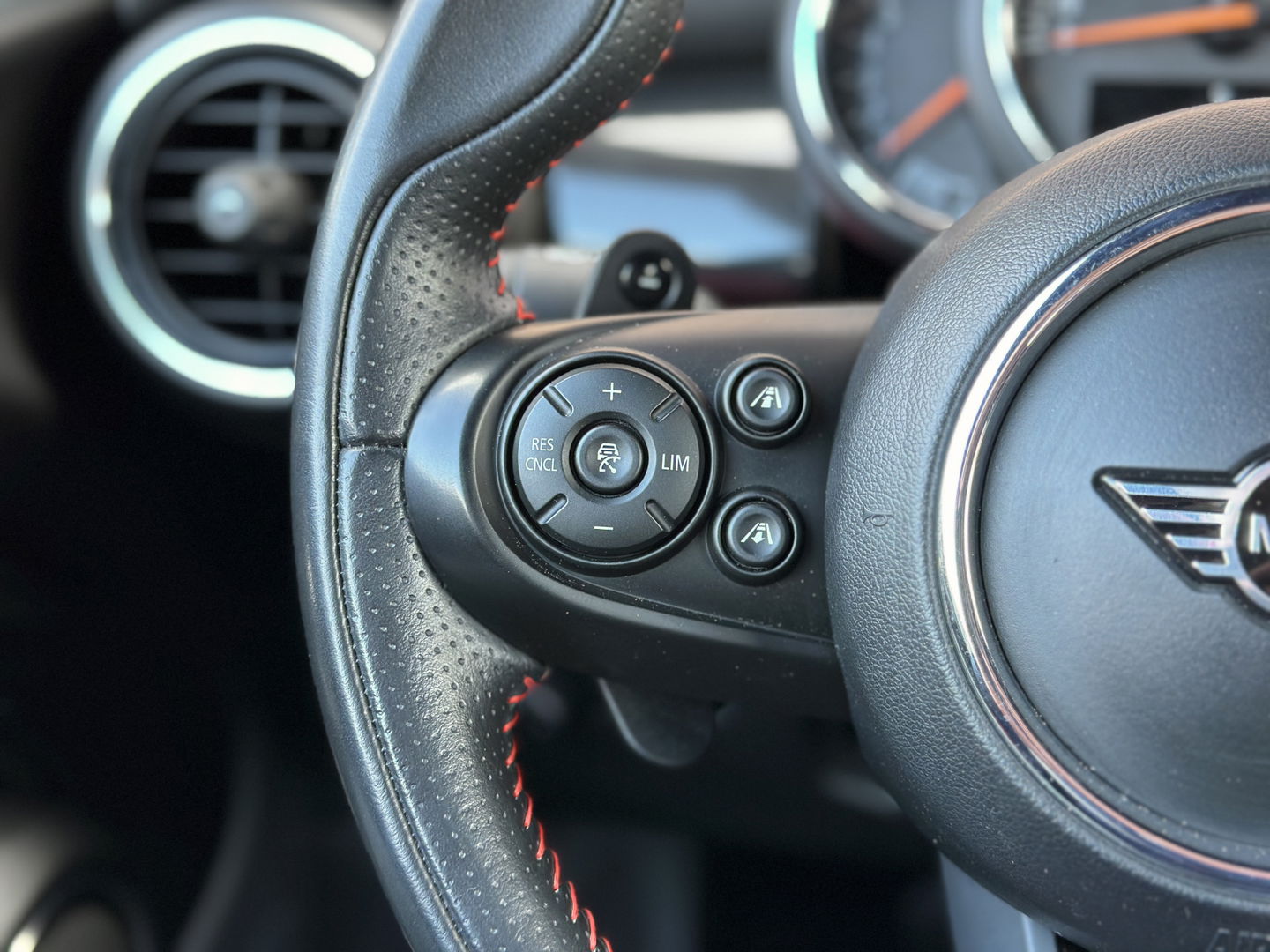 MINI Cabrio 2.0 Cooper S Night Jack Edition | Achteruitrijcamera | Adaptieve Cruise Control | Apple Carplay / Android Auto | Keyless Go/Entry | Head-Up Display | Parkeersensoren | Stoelverwarming |
