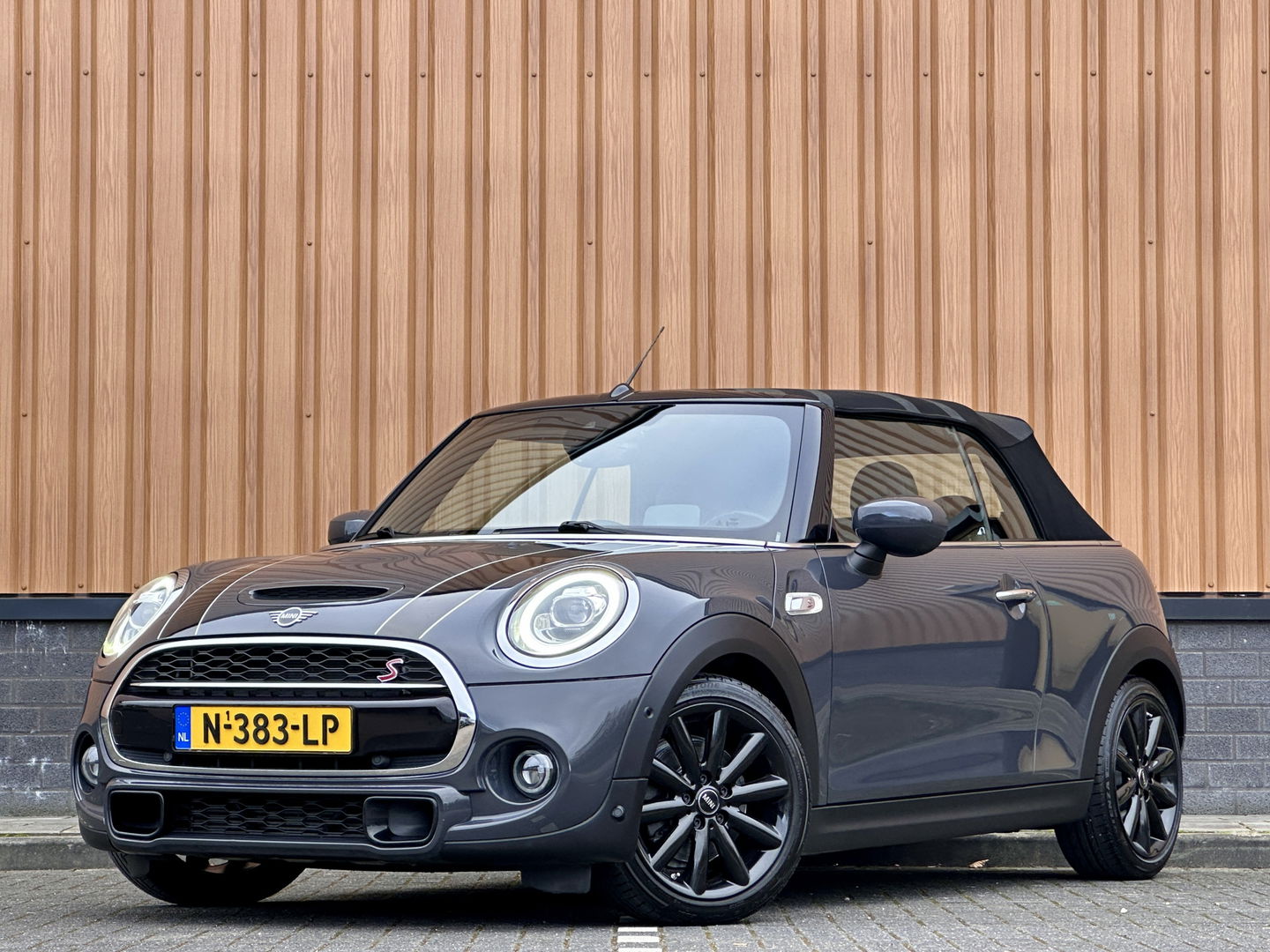 MINI Cabrio 2.0 Cooper S Night Jack Edition | Achteruitrijcamera | Adaptieve Cruise Control | Apple Carplay / Android Auto | Keyless Go/Entry | Head-Up Display | Parkeersensoren | Stoelverwarming |