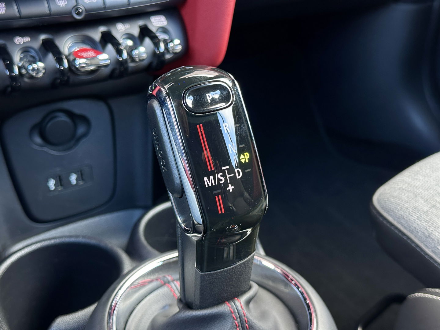 MINI Cabrio 2.0 Cooper S Night Jack Edition | Achteruitrijcamera | Adaptieve Cruise Control | Apple Carplay / Android Auto | Keyless Go/Entry | Head-Up Display | Parkeersensoren | Stoelverwarming |