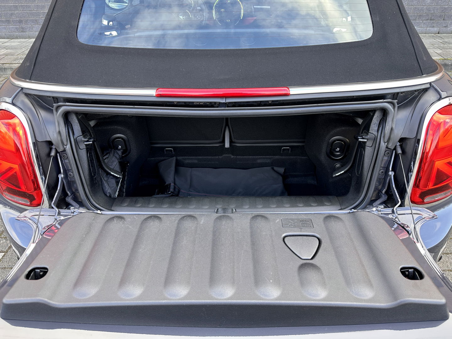 MINI Cabrio 2.0 Cooper S Night Jack Edition | Achteruitrijcamera | Adaptieve Cruise Control | Apple Carplay / Android Auto | Keyless Go/Entry | Head-Up Display | Parkeersensoren | Stoelverwarming |