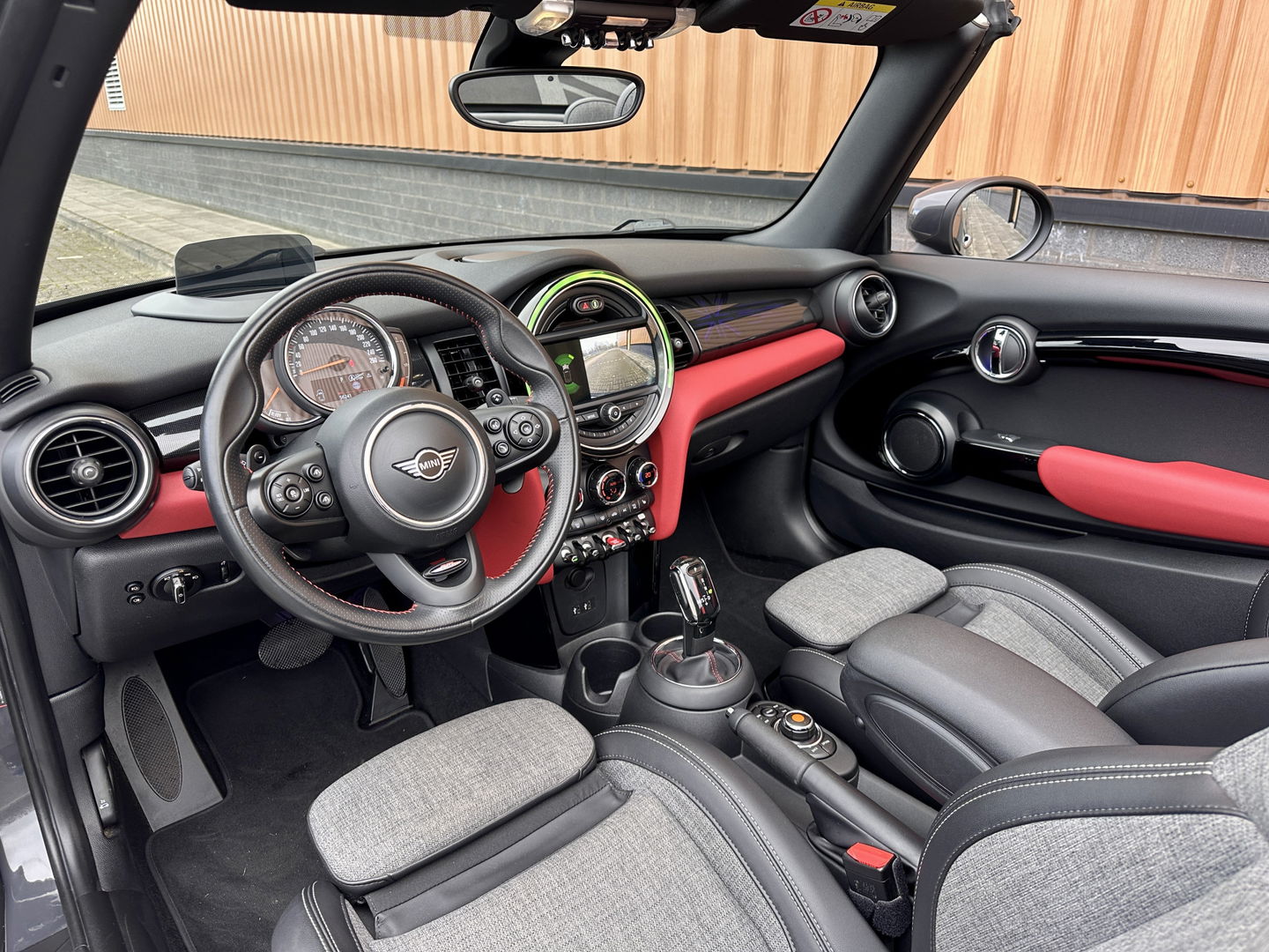 MINI Cabrio 2.0 Cooper S Night Jack Edition | Achteruitrijcamera | Adaptieve Cruise Control | Apple Carplay / Android Auto | Keyless Go/Entry | Head-Up Display | Parkeersensoren | Stoelverwarming |