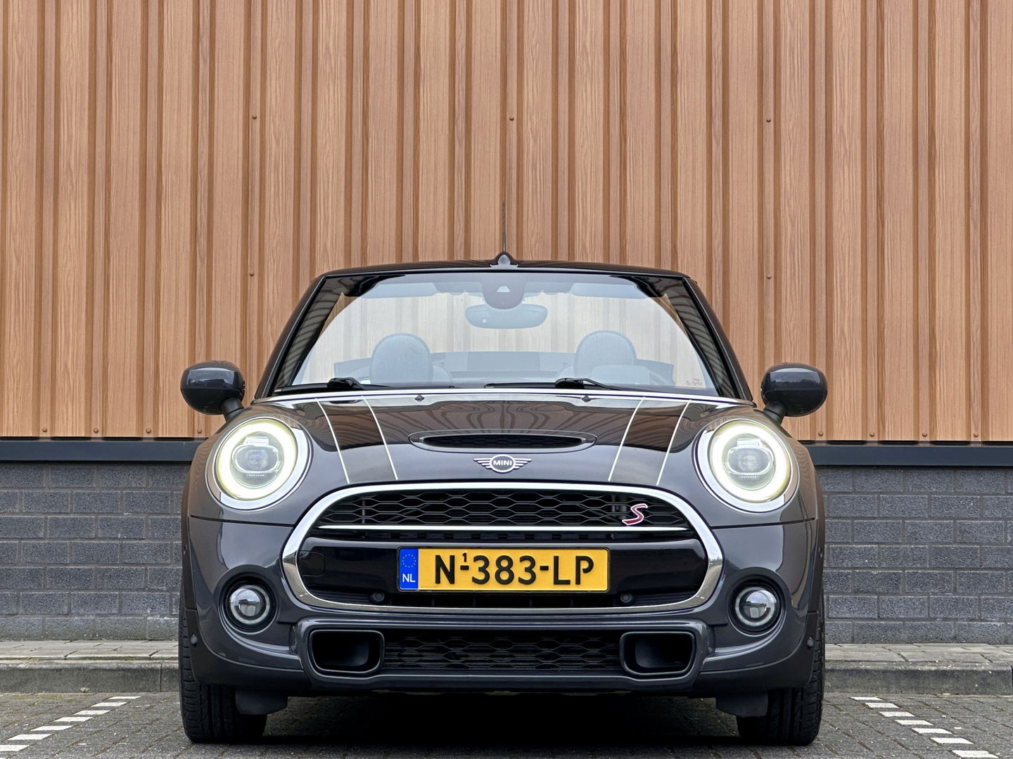 MINI Cabrio 2.0 Cooper S Night Jack Edition | Achteruitrijcamera | Adaptieve Cruise Control | Apple Carplay / Android Auto | Keyless Go/Entry | Head-Up Display | Parkeersensoren | Stoelverwarming |