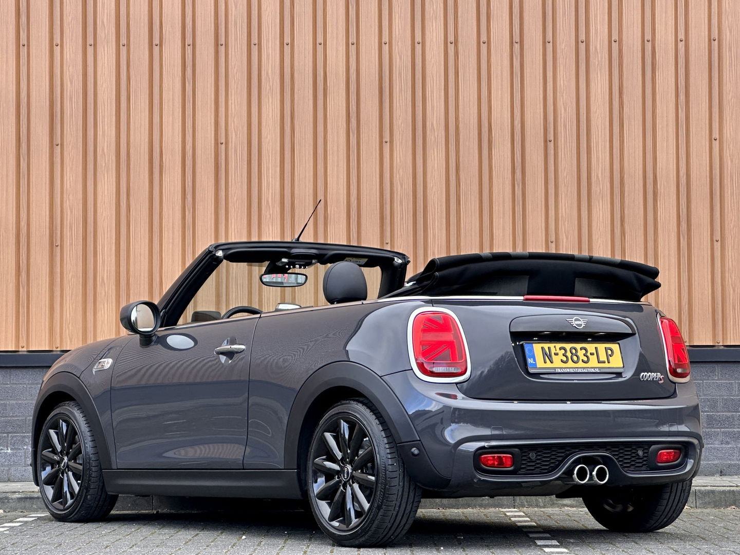 MINI Cabrio 2.0 Cooper S Night Jack Edition | Achteruitrijcamera | Adaptieve Cruise Control | Apple Carplay / Android Auto | Keyless Go/Entry | Head-Up Display | Parkeersensoren | Stoelverwarming |