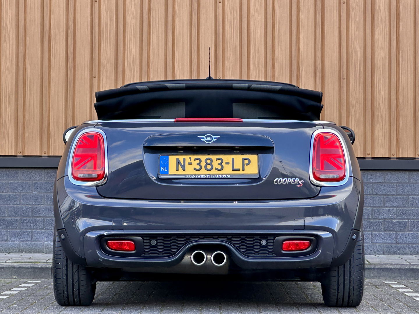 MINI Cabrio 2.0 Cooper S Night Jack Edition | Achteruitrijcamera | Adaptieve Cruise Control | Apple Carplay / Android Auto | Keyless Go/Entry | Head-Up Display | Parkeersensoren | Stoelverwarming |