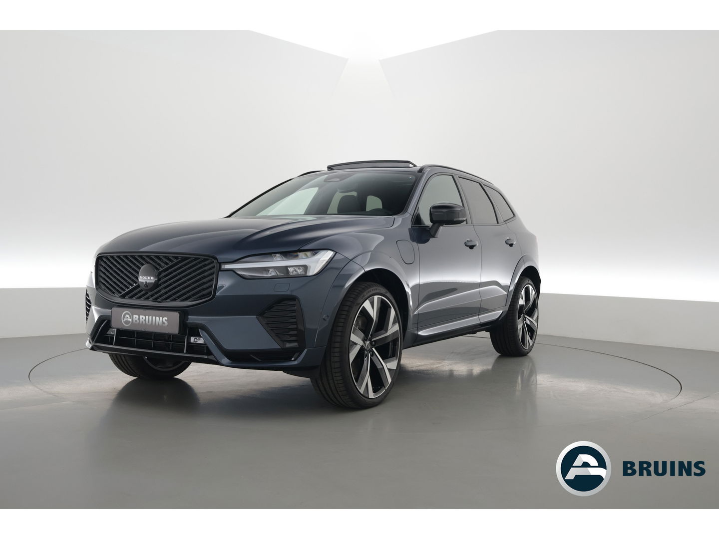 Volvo XC60 2.0 T6 Plug-in hybrid AWD Ultra Black Edition | Facelift | Luchtvering | Gelaagd glas | Trekhaak | ACC | 22 inch | Head-up | 360 cam | H&K audio | Pano |