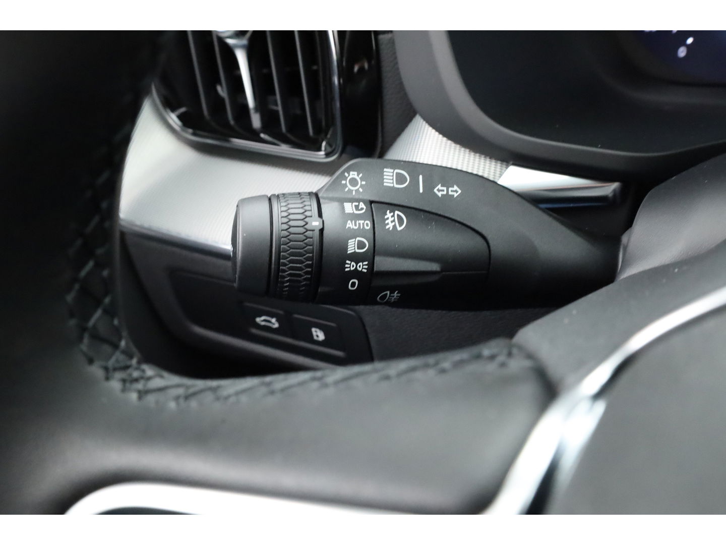 Volvo XC60 2.0 T6 Plug-in hybrid AWD Ultra Black Edition | Facelift | Luchtvering | Gelaagd glas | Trekhaak | ACC | 22 inch | Head-up | 360 cam | H&K audio | Pano |