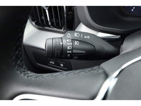 Volvo XC60 2.0 T6 Plug-in hybrid AWD Ultra Black Edition | Facelift | Luchtvering | Gelaagd glas | Trekhaak | ACC | 22 inch | Head-up | 360 cam | H&K audio | Pano |