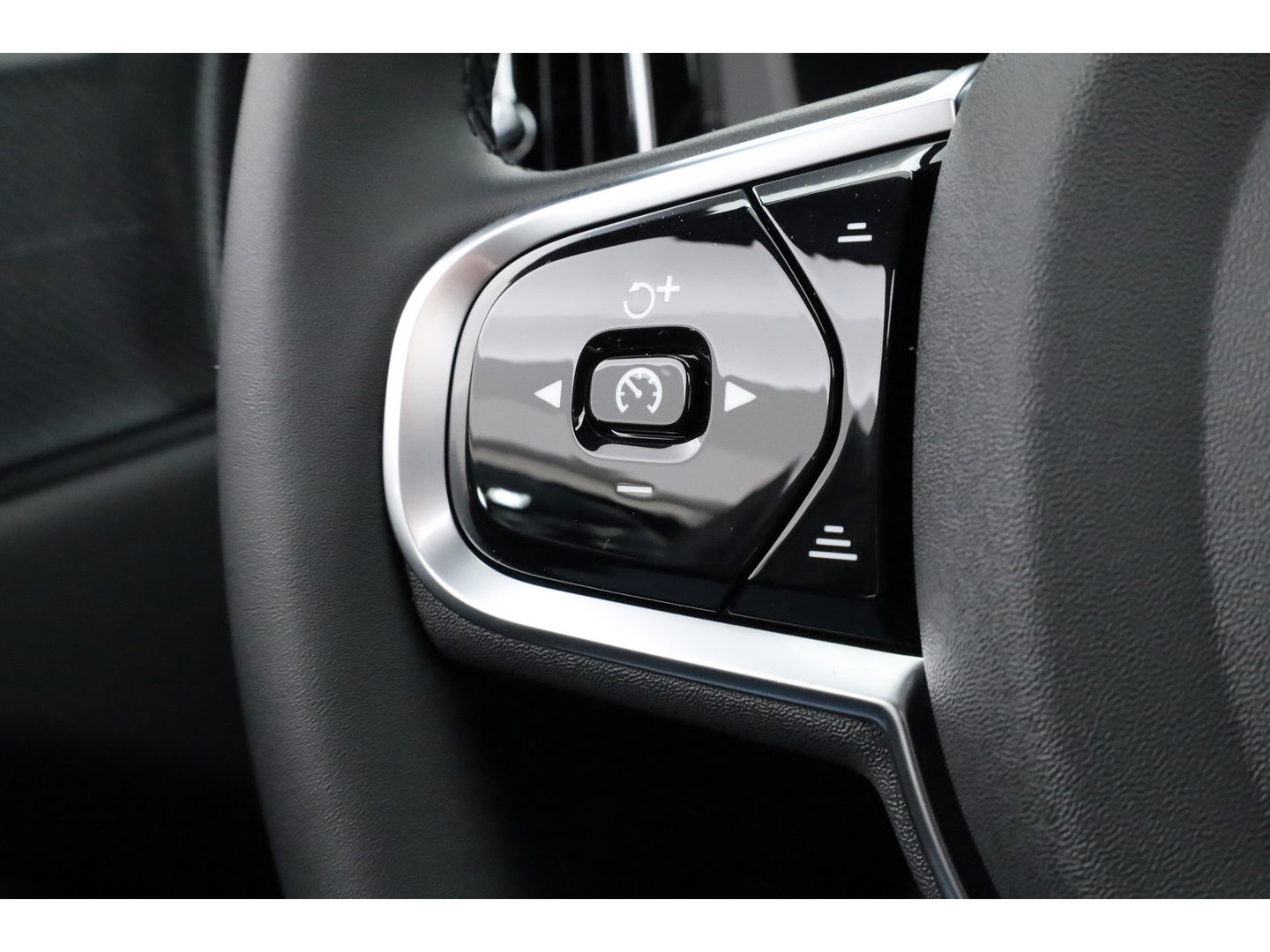 Volvo XC60 2.0 T6 Plug-in hybrid AWD Ultra Black Edition | Facelift | Luchtvering | Gelaagd glas | Trekhaak | ACC | 22 inch | Head-up | 360 cam | H&K audio | Pano |