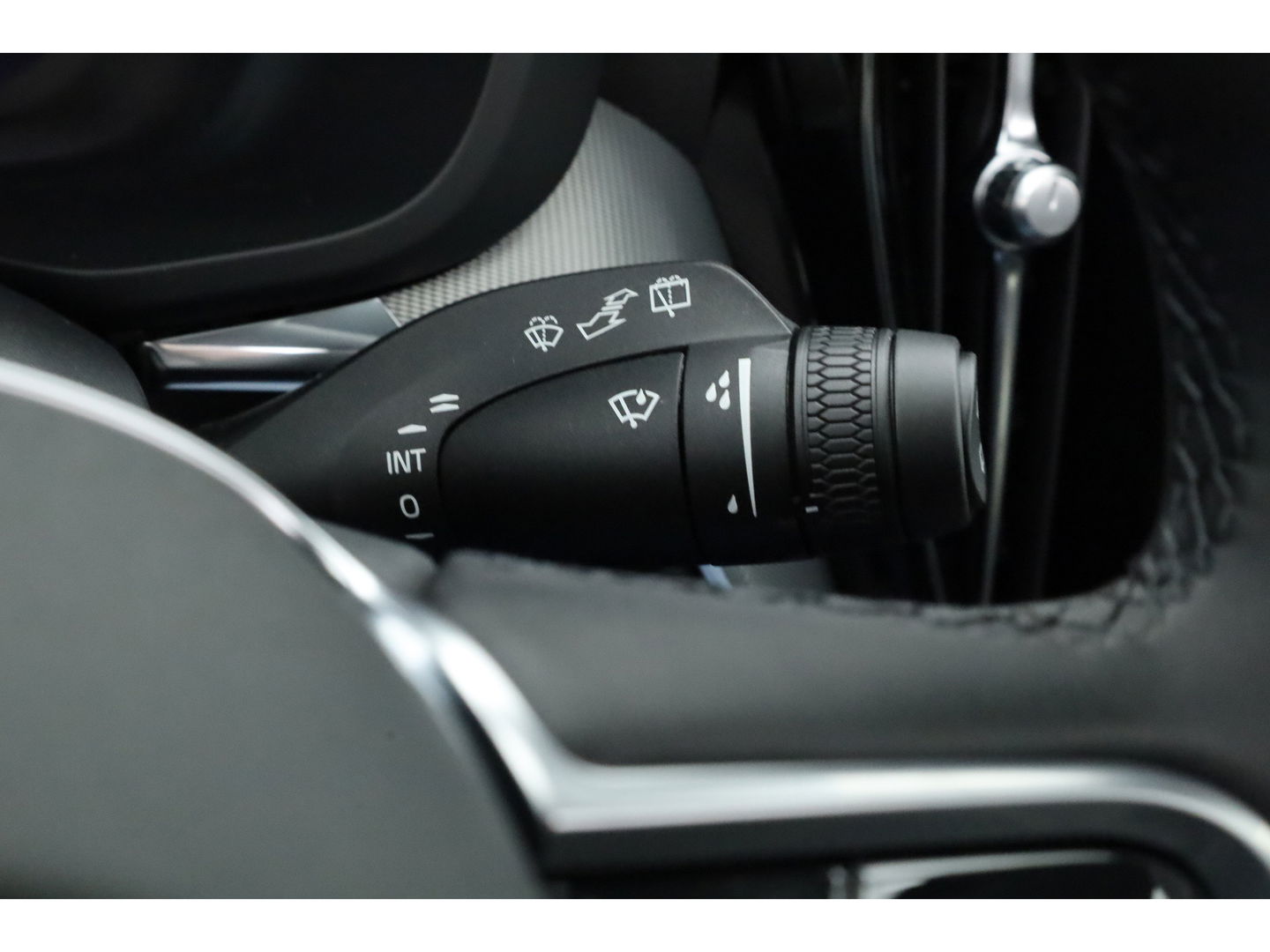 Volvo XC60 2.0 T6 Plug-in hybrid AWD Ultra Black Edition | Facelift | Luchtvering | Gelaagd glas | Trekhaak | ACC | 22 inch | Head-up | 360 cam | H&K audio | Pano |