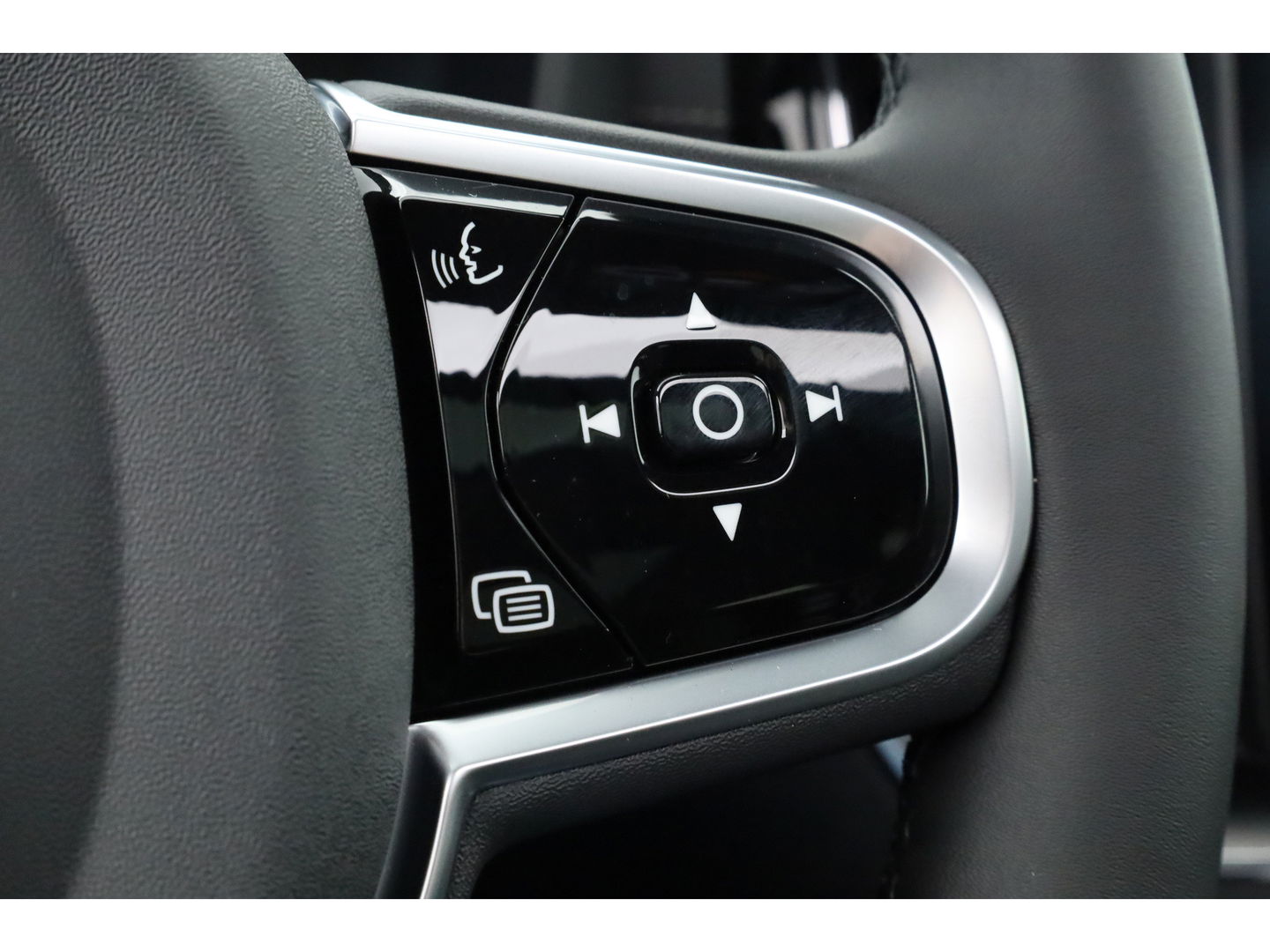 Volvo XC60 2.0 T6 Plug-in hybrid AWD Ultra Black Edition | Facelift | Luchtvering | Gelaagd glas | Trekhaak | ACC | 22 inch | Head-up | 360 cam | H&K audio | Pano |