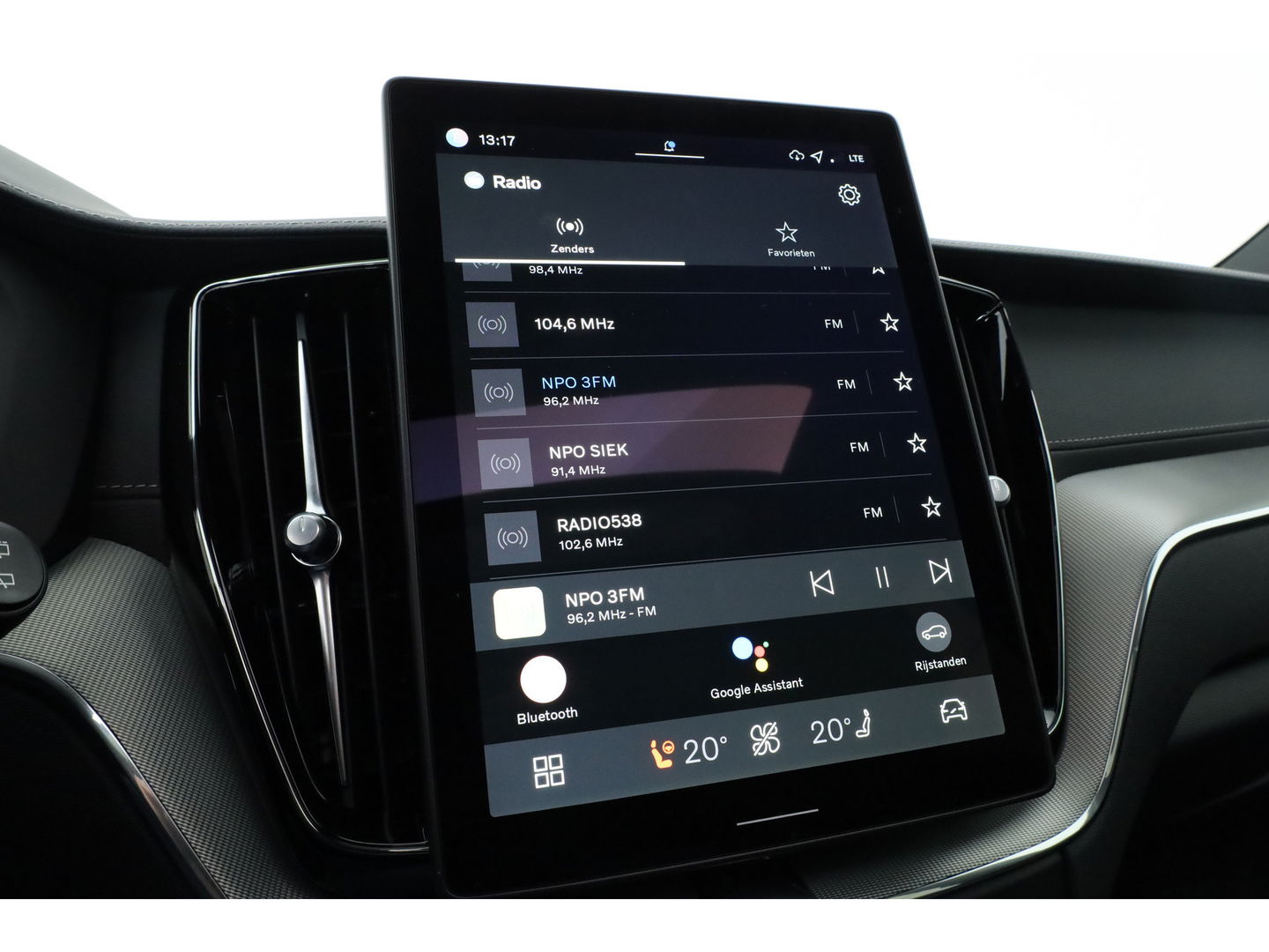 Volvo XC60 2.0 T6 Plug-in hybrid AWD Ultra Black Edition | Facelift | Luchtvering | Gelaagd glas | Trekhaak | ACC | 22 inch | Head-up | 360 cam | H&K audio | Pano |