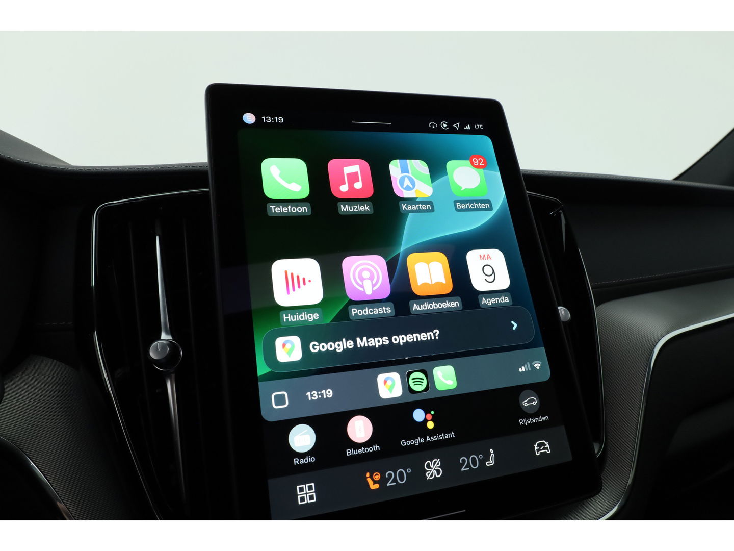 Volvo XC60 2.0 T6 Plug-in hybrid AWD Ultra Black Edition | Facelift | Luchtvering | Gelaagd glas | Trekhaak | ACC | 22 inch | Head-up | 360 cam | H&K audio | Pano |