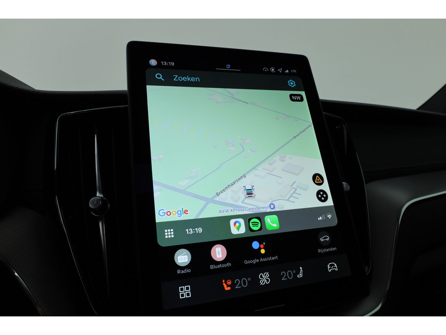 Volvo XC60 2.0 T6 Plug-in hybrid AWD Ultra Black Edition | Facelift | Luchtvering | Gelaagd glas | Trekhaak | ACC | 22 inch | Head-up | 360 cam | H&K audio | Pano |