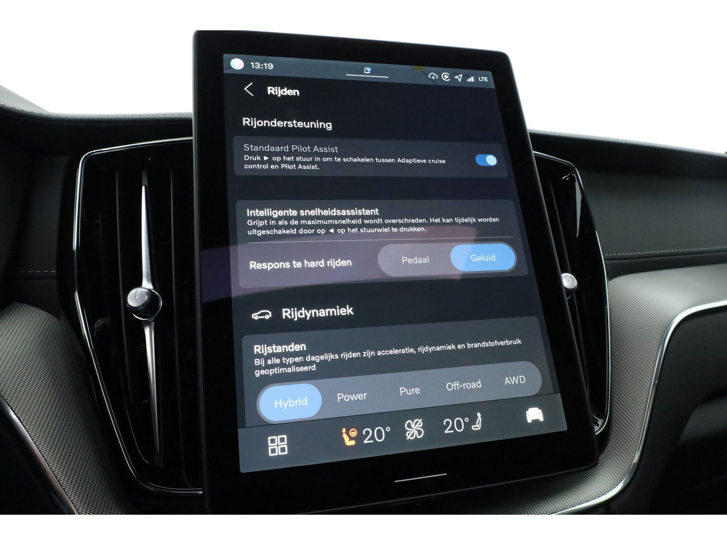 Volvo XC60 2.0 T6 Plug-in hybrid AWD Ultra Black Edition | Facelift | Luchtvering | Gelaagd glas | Trekhaak | ACC | 22 inch | Head-up | 360 cam | H&K audio | Pano |