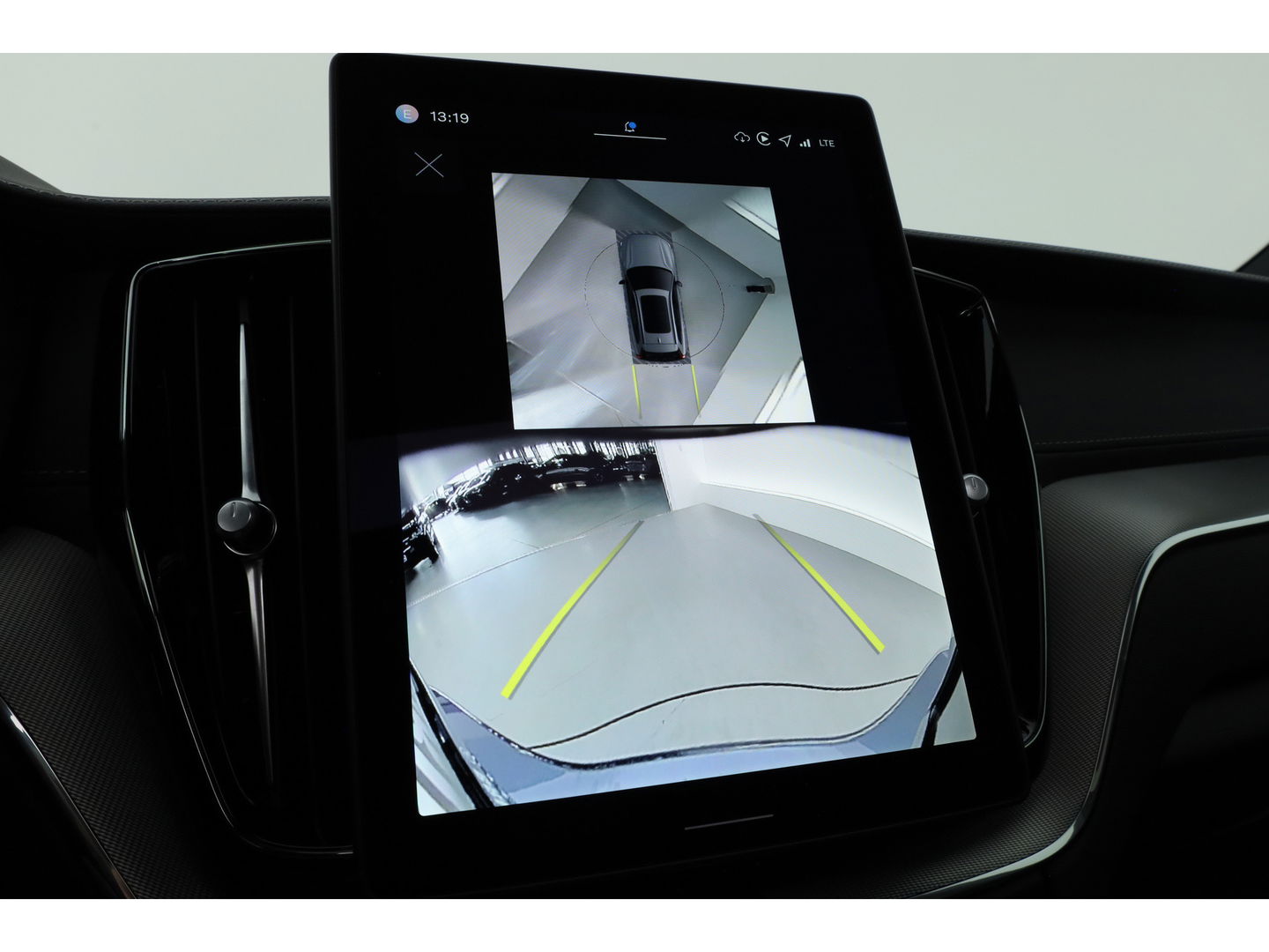 Volvo XC60 2.0 T6 Plug-in hybrid AWD Ultra Black Edition | Facelift | Luchtvering | Gelaagd glas | Trekhaak | ACC | 22 inch | Head-up | 360 cam | H&K audio | Pano |