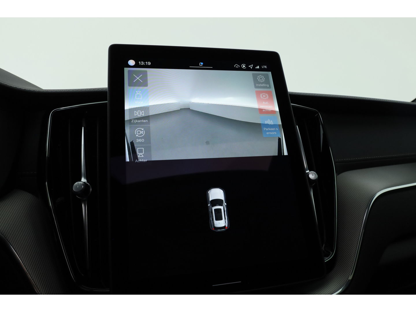 Volvo XC60 2.0 T6 Plug-in hybrid AWD Ultra Black Edition | Facelift | Luchtvering | Gelaagd glas | Trekhaak | ACC | 22 inch | Head-up | 360 cam | H&K audio | Pano |