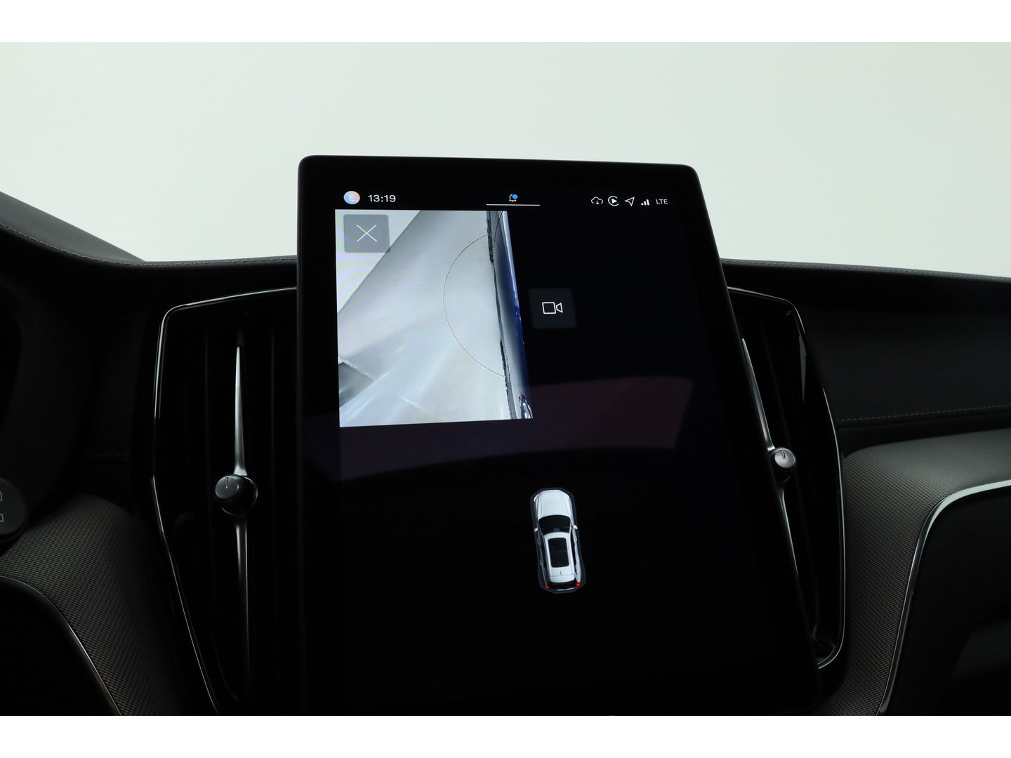 Volvo XC60 2.0 T6 Plug-in hybrid AWD Ultra Black Edition | Facelift | Luchtvering | Gelaagd glas | Trekhaak | ACC | 22 inch | Head-up | 360 cam | H&K audio | Pano |