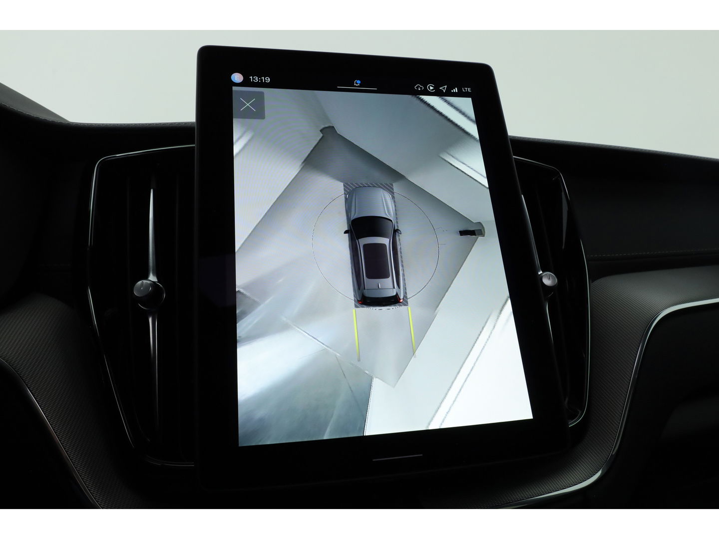 Volvo XC60 2.0 T6 Plug-in hybrid AWD Ultra Black Edition | Facelift | Luchtvering | Gelaagd glas | Trekhaak | ACC | 22 inch | Head-up | 360 cam | H&K audio | Pano |